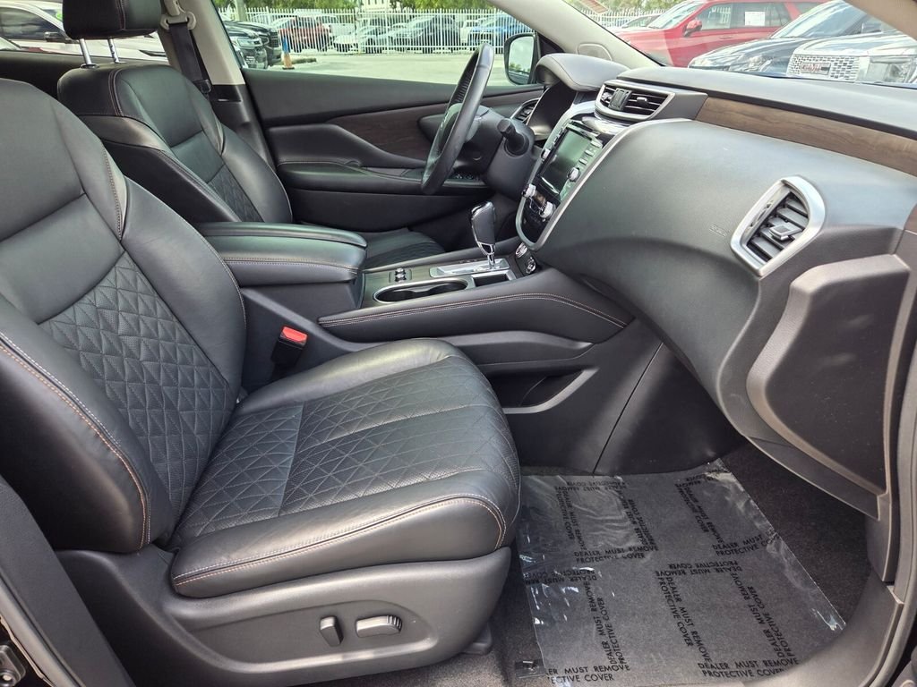 Used 2022 Black Nissan Platinum image 17