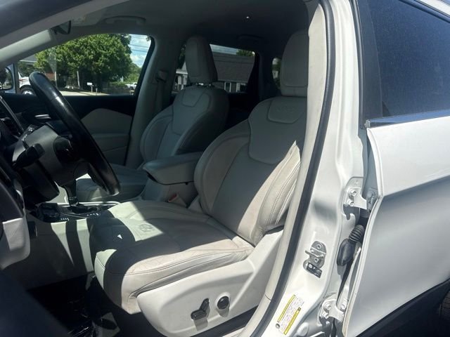 Used 2021 Bright White Clearcoat Jeep Latitude Lux image 10