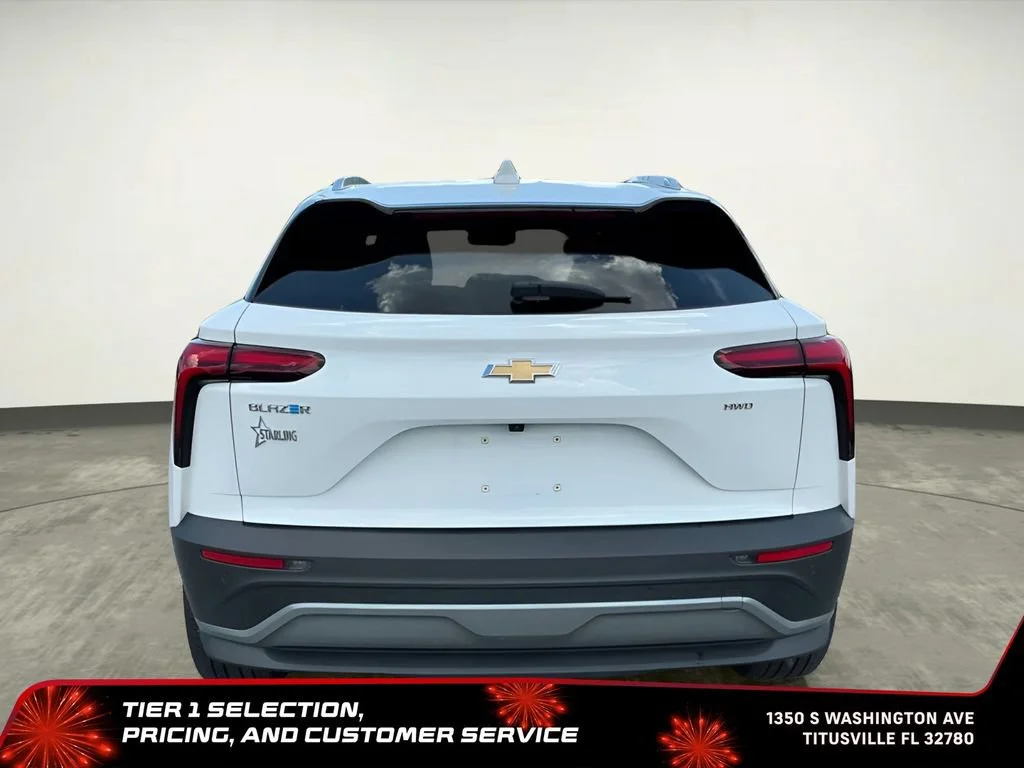 Used 2024 Summit White Chevrolet LT image 7