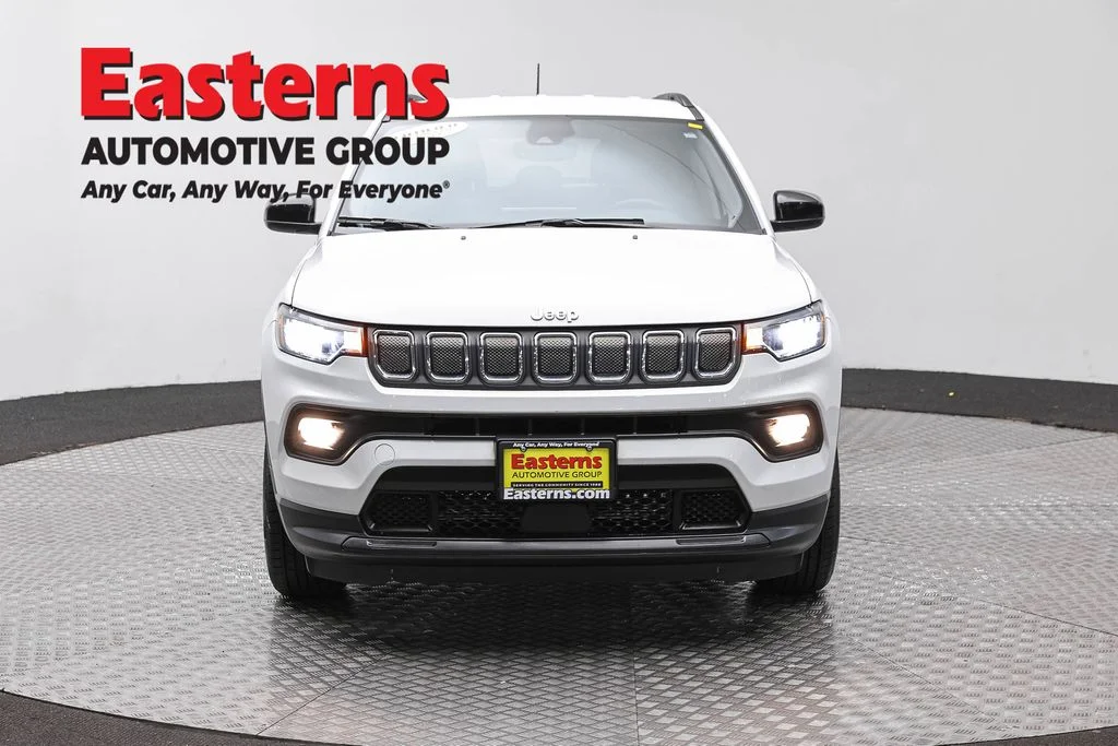 Used 2022 White Jeep Latitude image 2