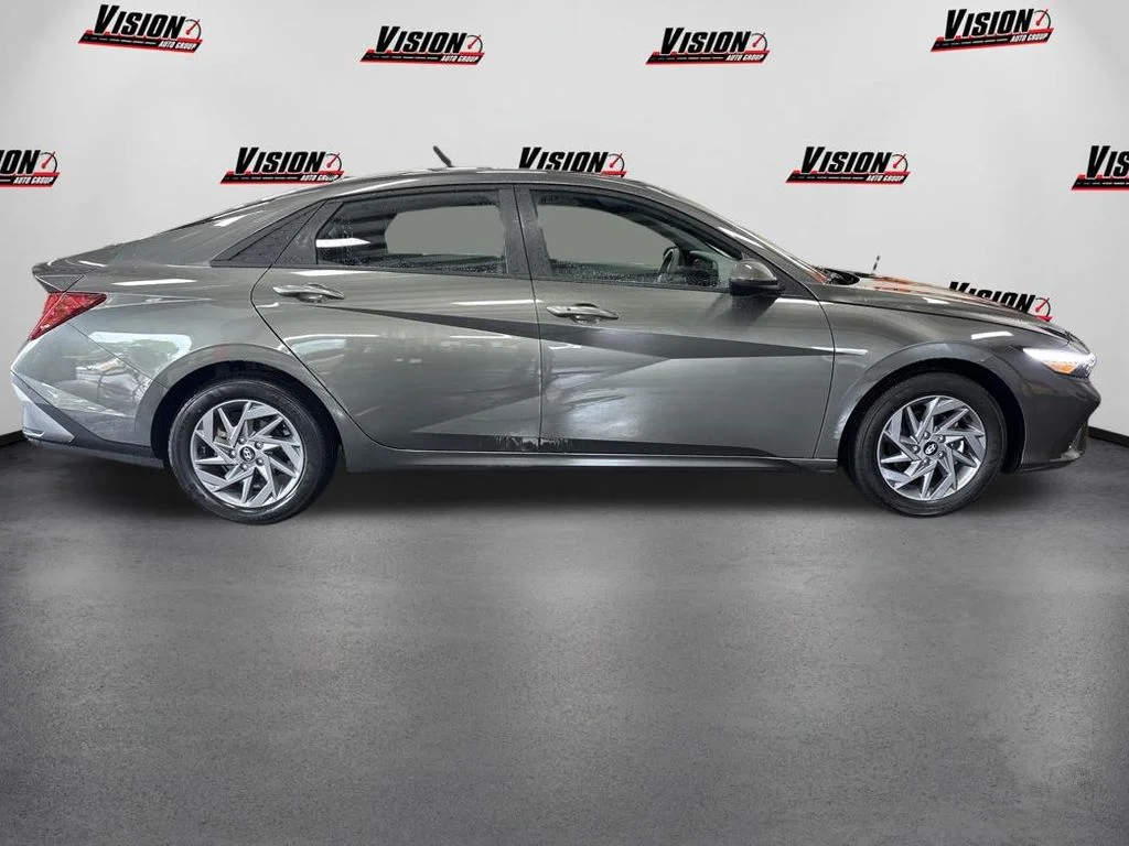 Used 2024 Gray Hyundai SEL image 4