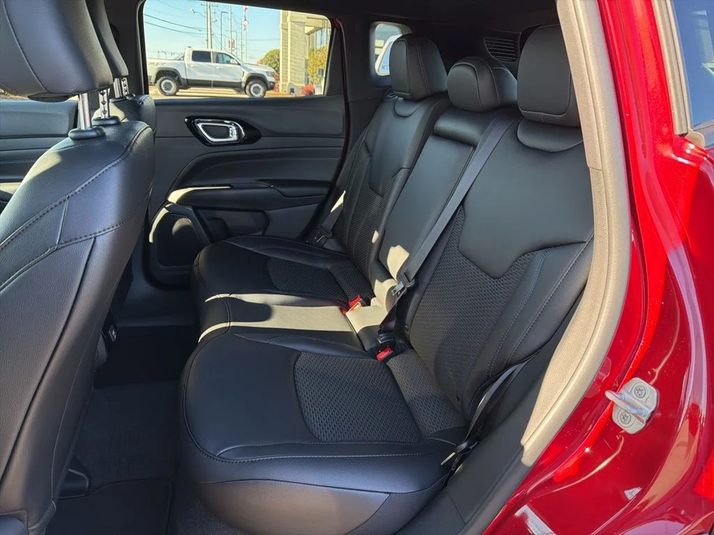 New 2026 Red Hot Pearl-Coat Exterior Paint Jeep Latitude image 19