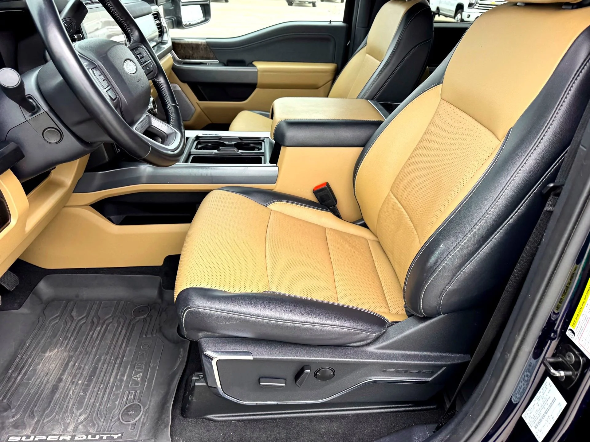 Used 2024  Ford Lariat image 12