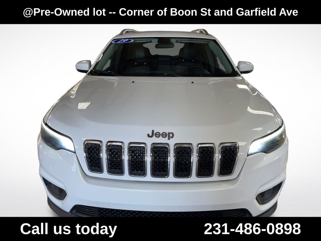 Used 2019 White Jeep Latitude Plus image 8