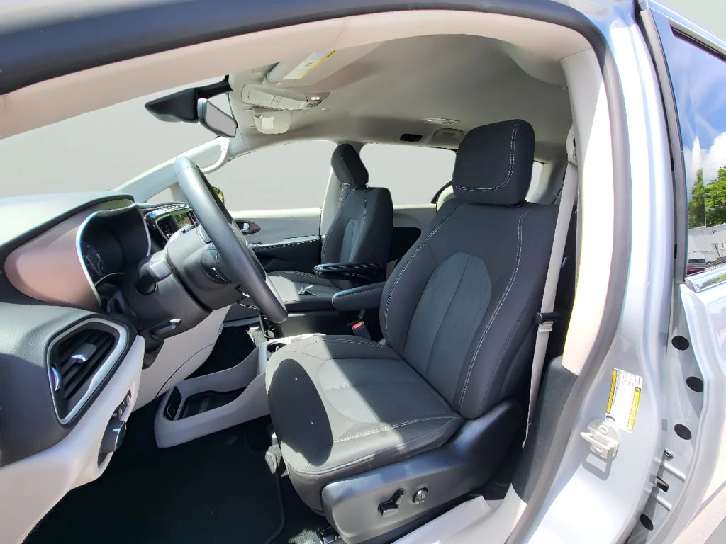 Used 2023 Silver Mist Clearcoat Chrysler LX image 21