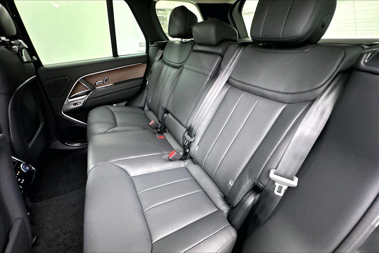 New 2026 Carpathian Grey Premium Metallic Land Rover SE image 19
