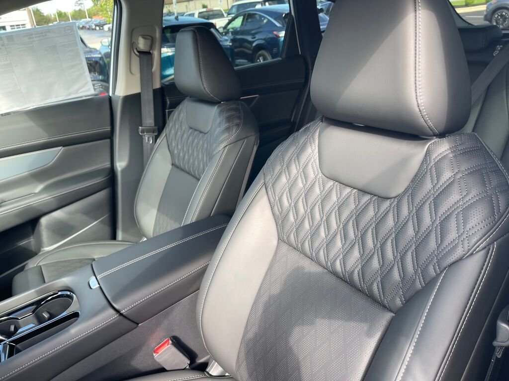 New 2027 Everest White Pearl Tricoat/Super Black Nissan Platinum image 9
