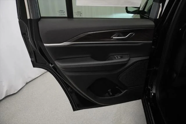 New 2026 Diamond Black Crystal Pearl-Coat Exterior Paint Jeep Laredo image 26