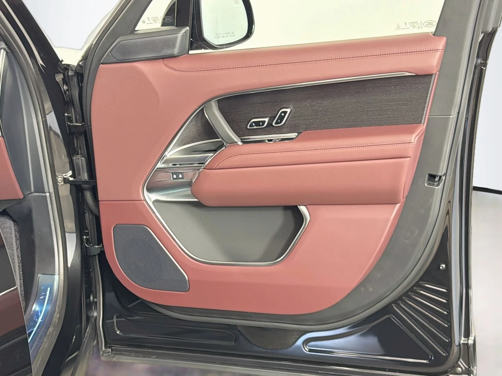 New 2026 Santorini Black Land Rover SE image 31