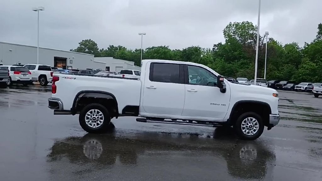 Used 2025 White Chevrolet LT image 9