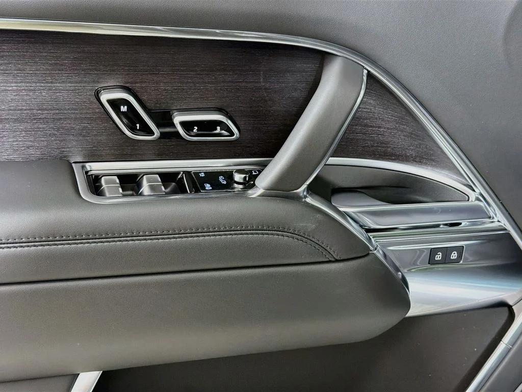 New 2026 Santorini Black Land Rover SE image 18