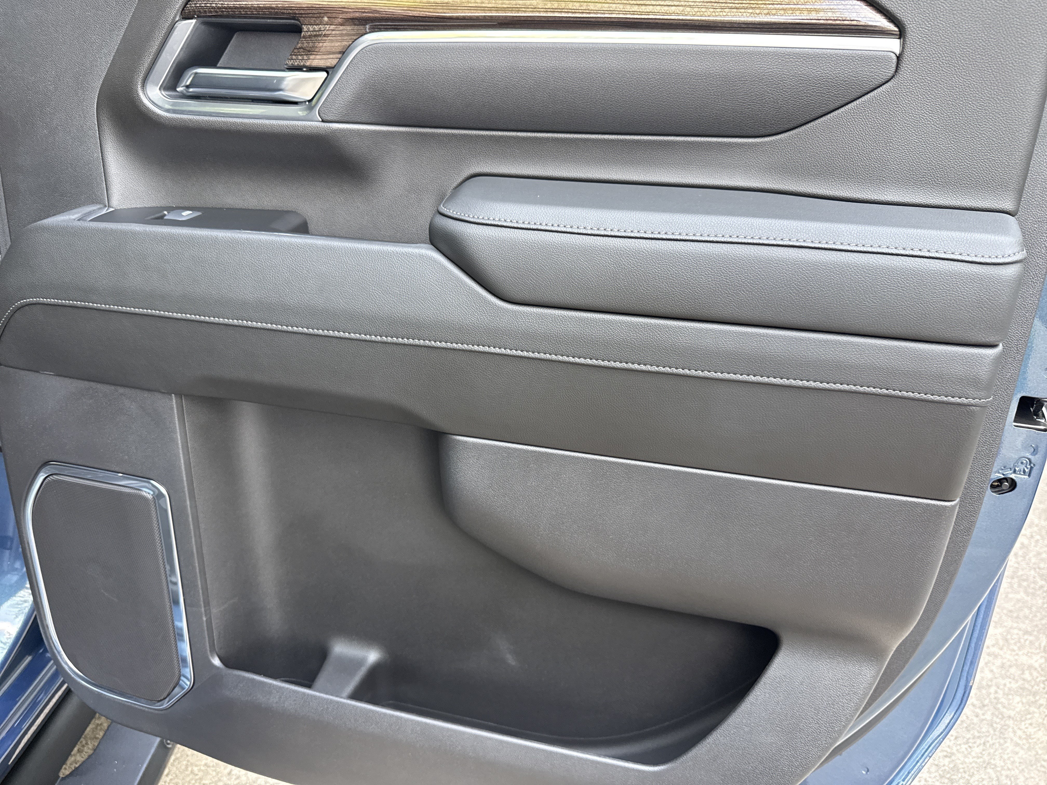 Used 2025 Lakeshore Blue Metallic Chevrolet LT image 18