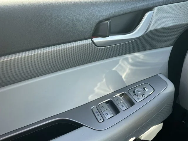 Used 2025 White Hyundai SEL image 13