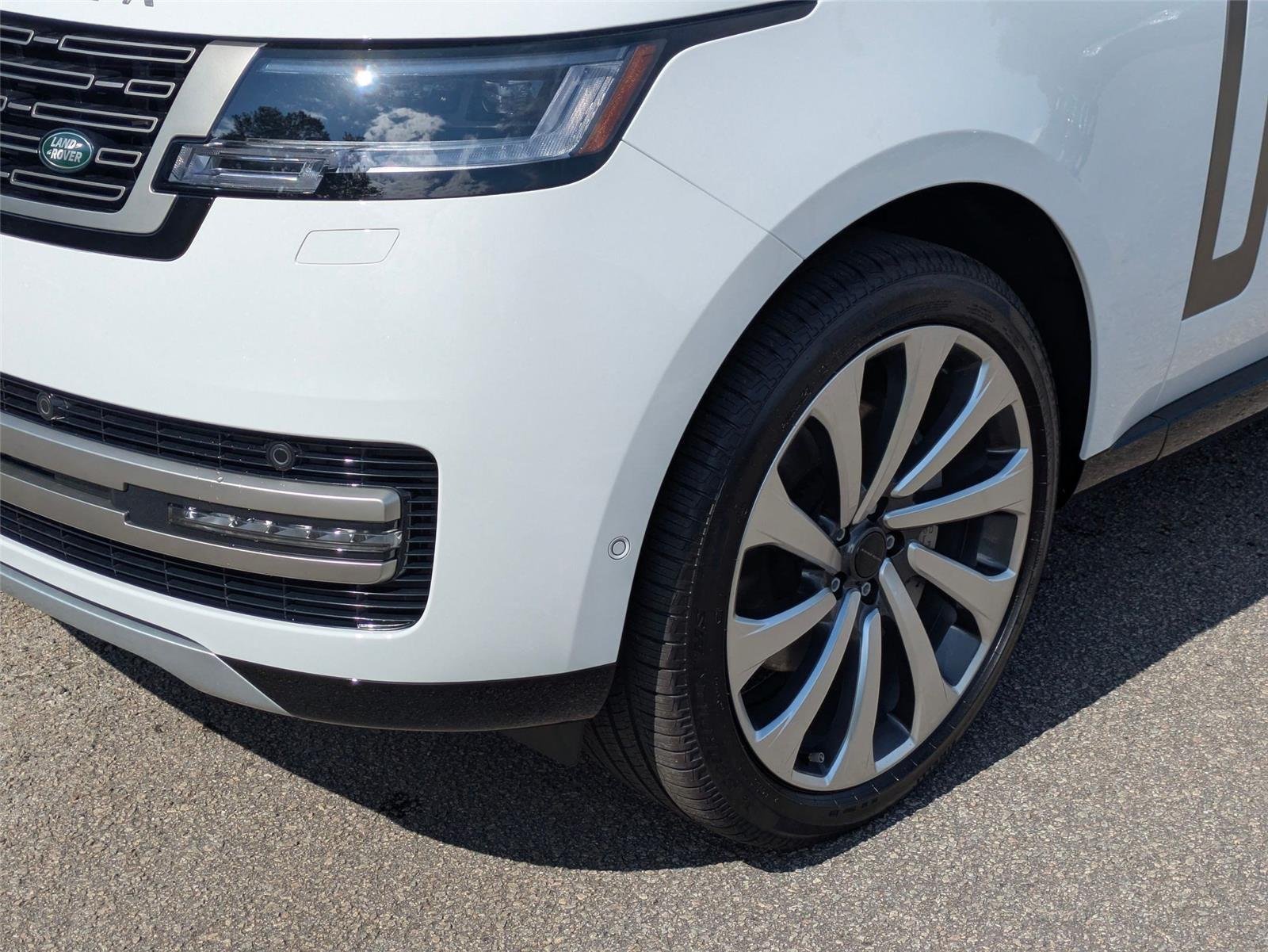 New 2026 Fuji White LAND ROVER SE 7 Seats image 9