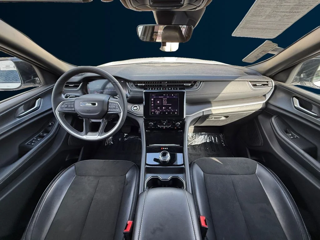 Used 2025 White Jeep Altitude image 12