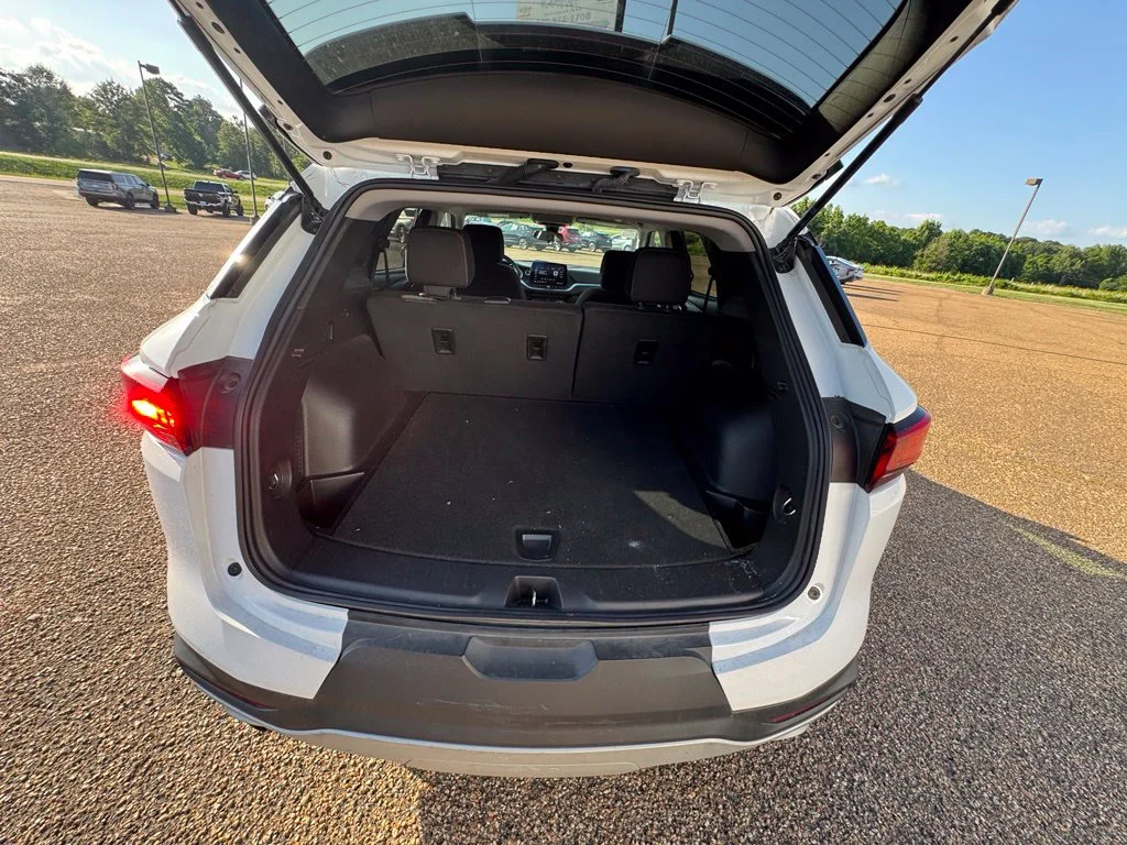 Used 2025 White Chevrolet LT image 7