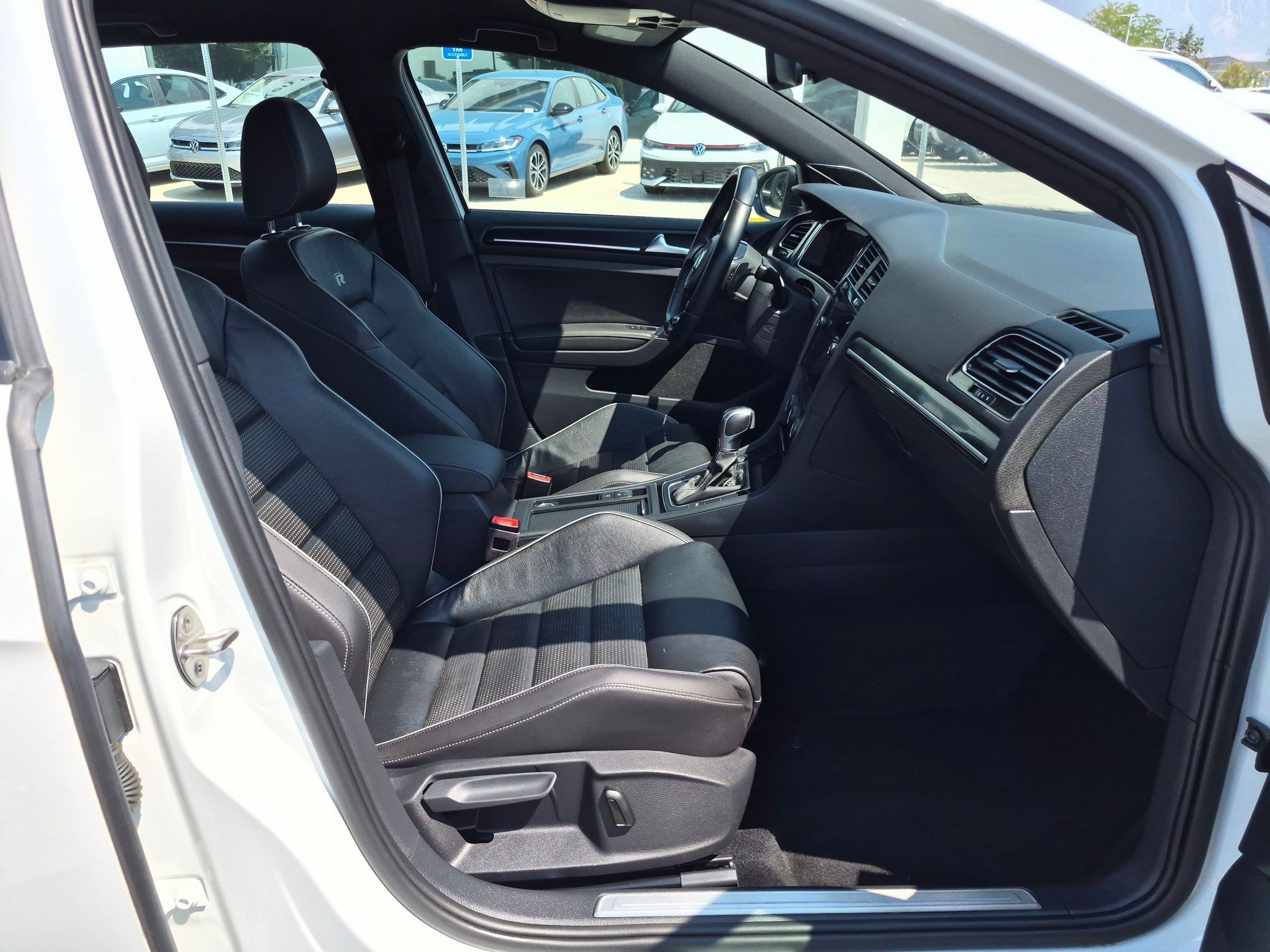 Used 2019 Oryx White Pearl Volkswagen DCC & Navigation 4Motion image 31
