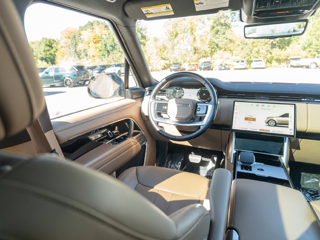 Used 2025  Land Rover SE image 19