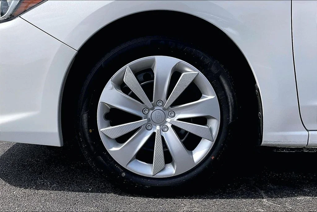 Used 2022 White Subaru Base image 10