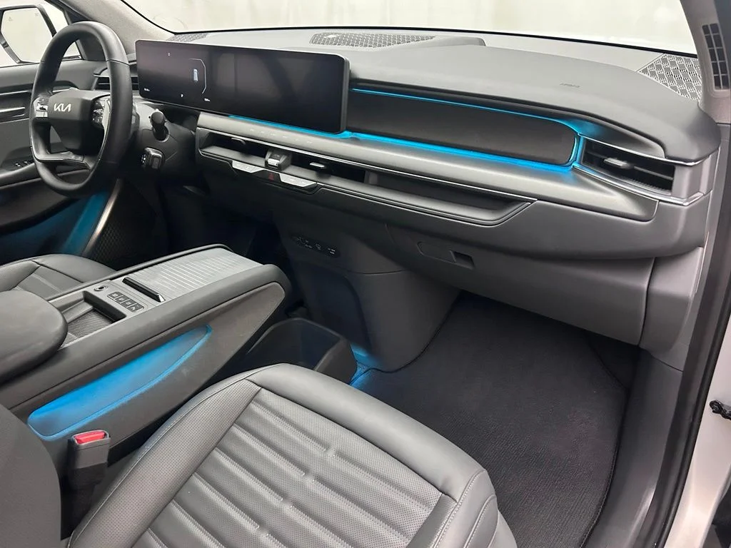 Used 2024 White Kia Land image 20