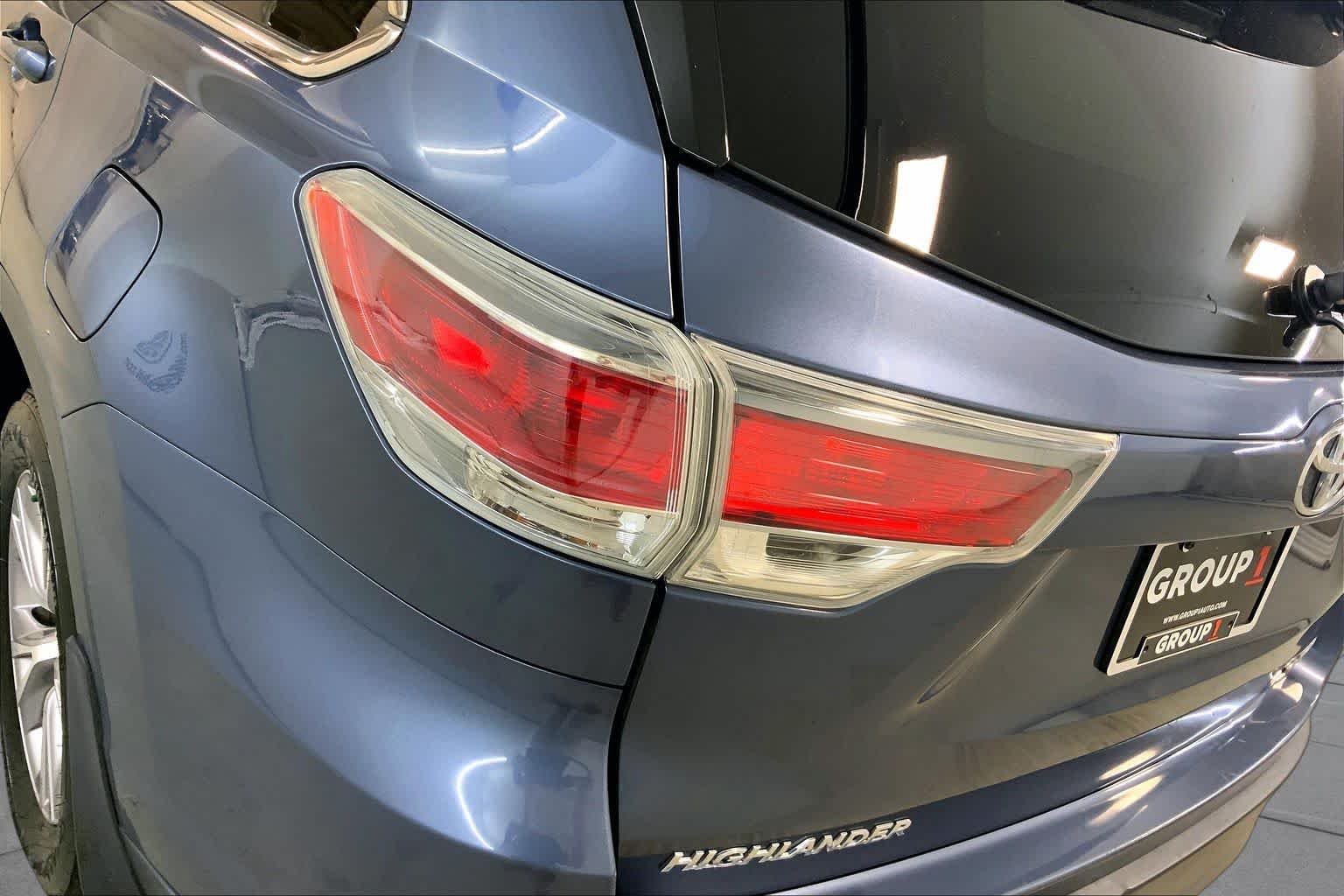 Used 2015 Shoreline Blue Pearl Toyota XLE image 28