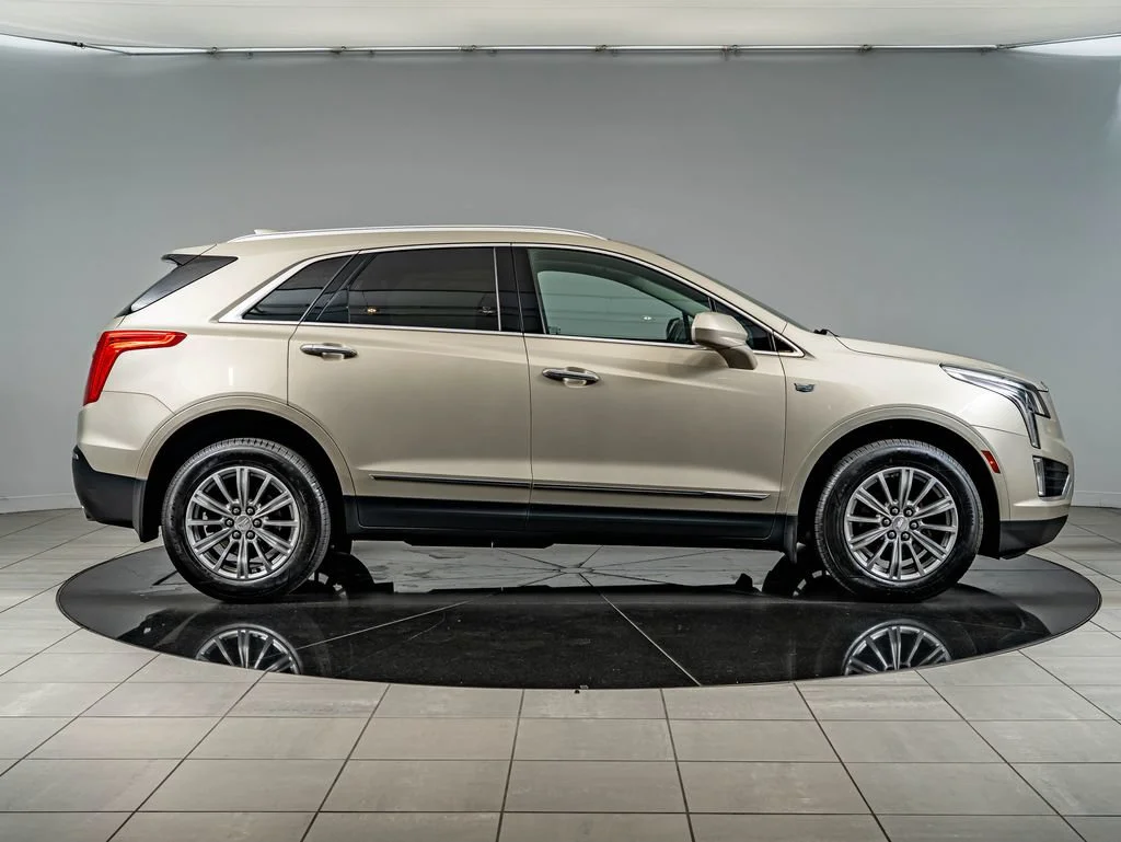 Used 2017 Silver Coast Metallic Cadillac Luxury image 4