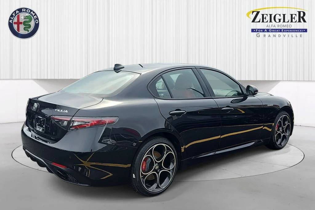 New 2026 Vulcano Black Metallic Exterior Paint Alfa Romeo Veloce image 5
