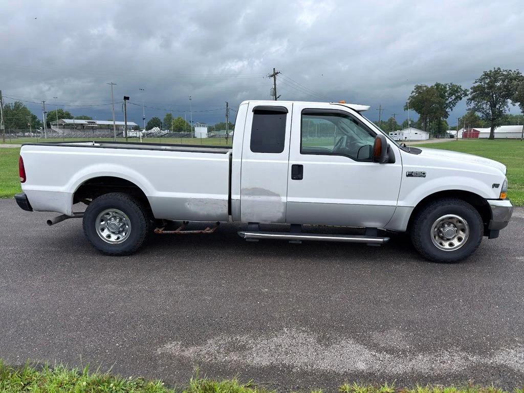Used 2004 White Ford  image 6