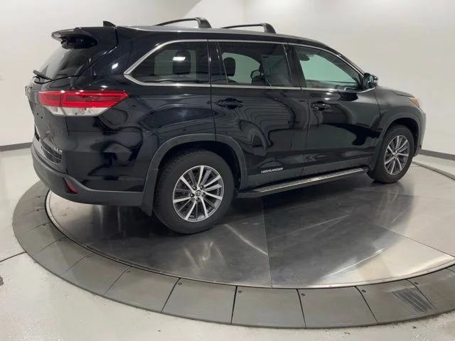 Used 2019 Black Toyota XLE image 5