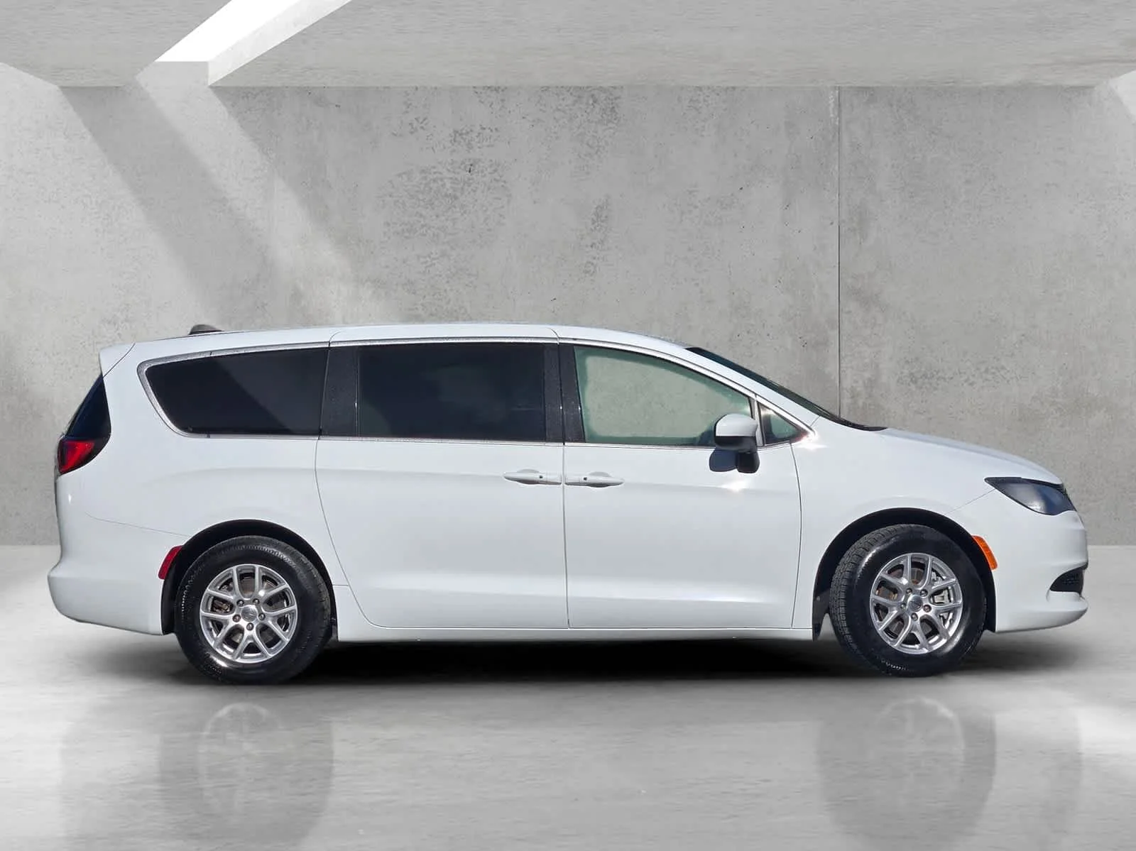 Used 2023  Chrysler LX image 3