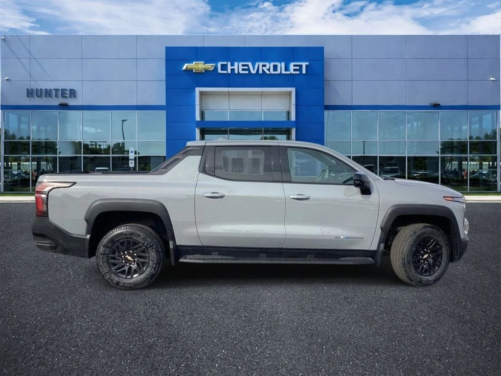 New 2026 Slate Gray Metallic Chevrolet LT - Standard Range image 5