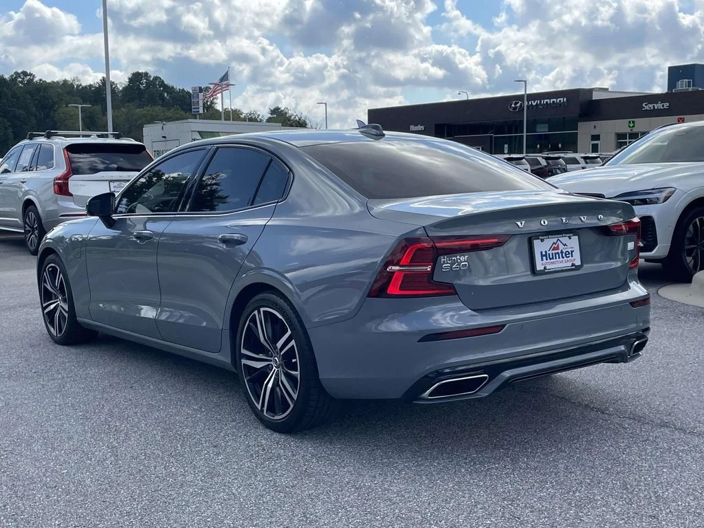 Used 2022 Thunder Grey Metallic Volvo R-Design Expression image 26