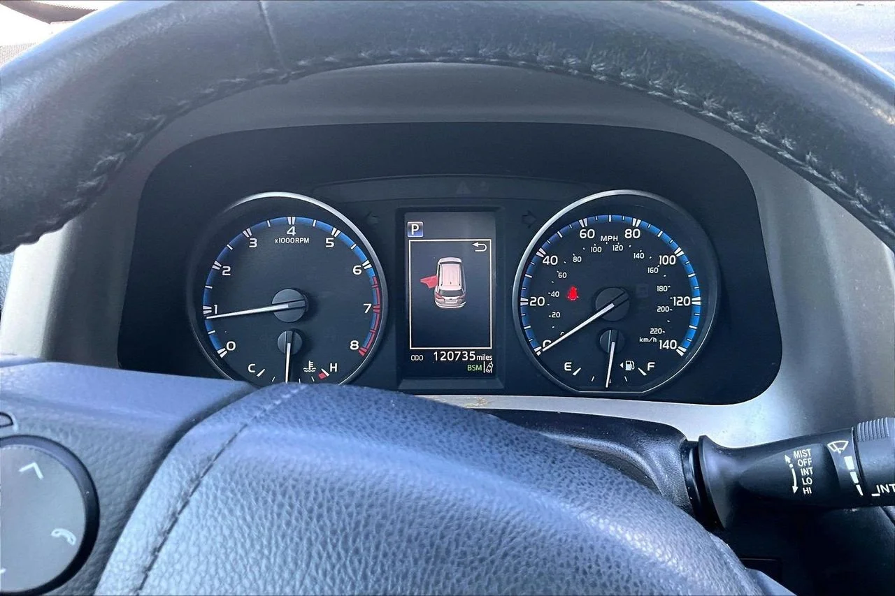 Used 2018 Gray Toyota XLE image 9