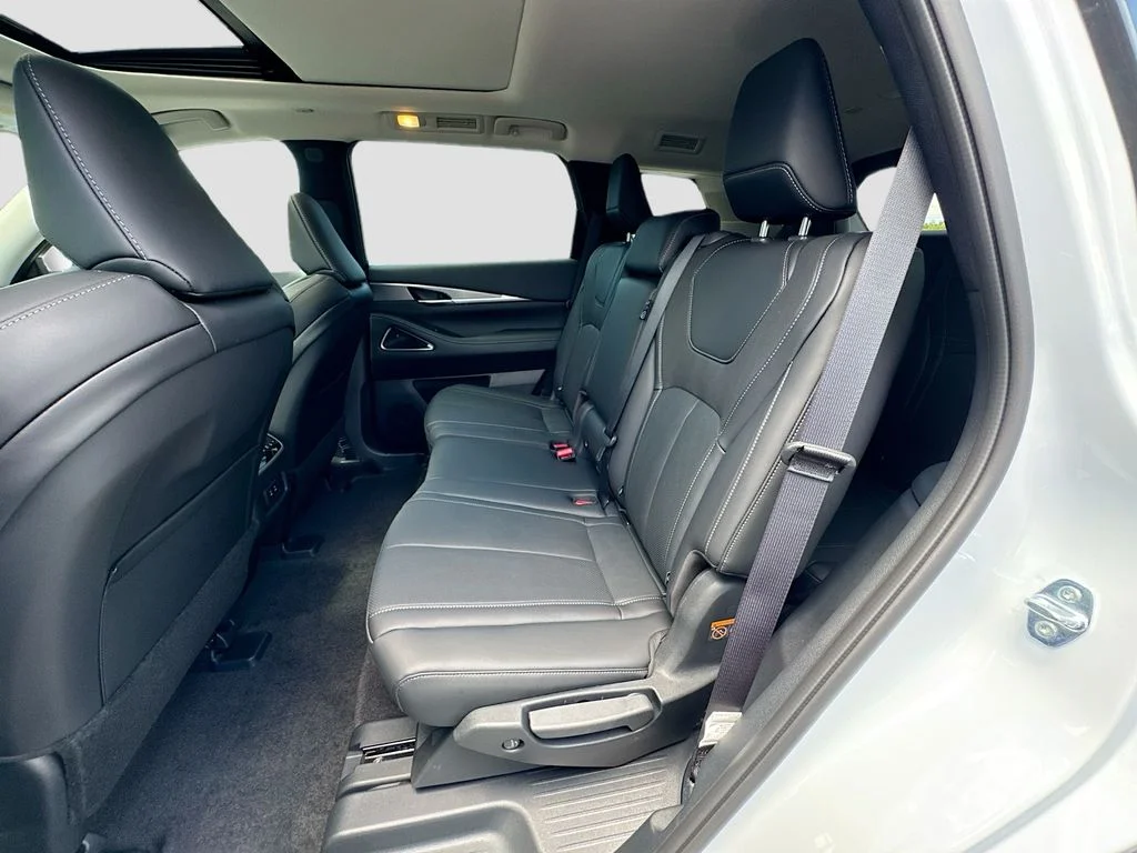 New 2027 RADIANT WHITE INFINITI Luxe FWD image 26