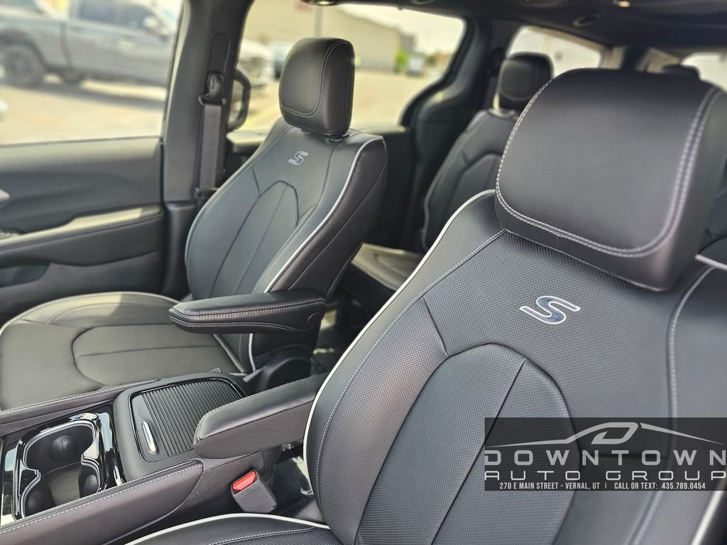New 2027 Olive Green Pearl-Coat Exterior Paint Chrysler Limited image 26