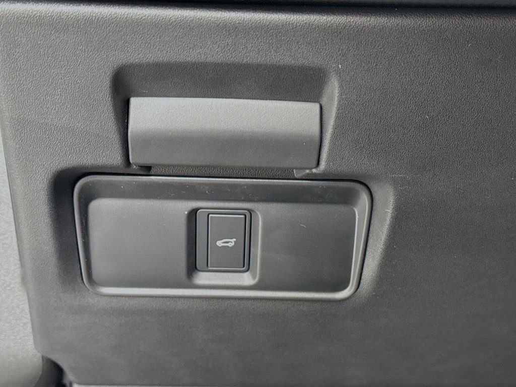 New 2025 Fuji White Land Rover SE image 11