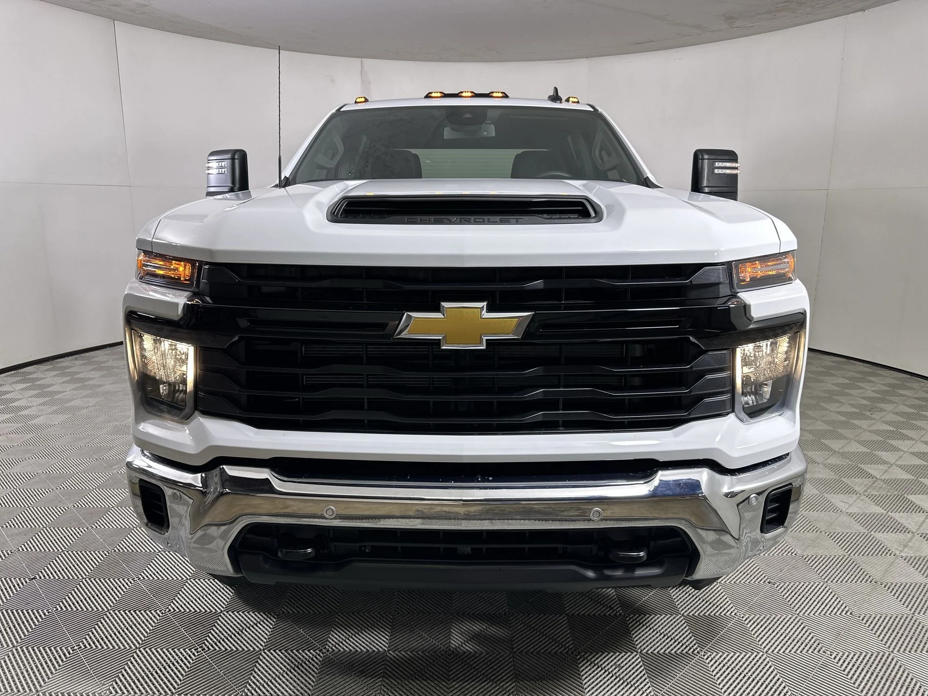 New 2026 Summit White Chevrolet WT image 3