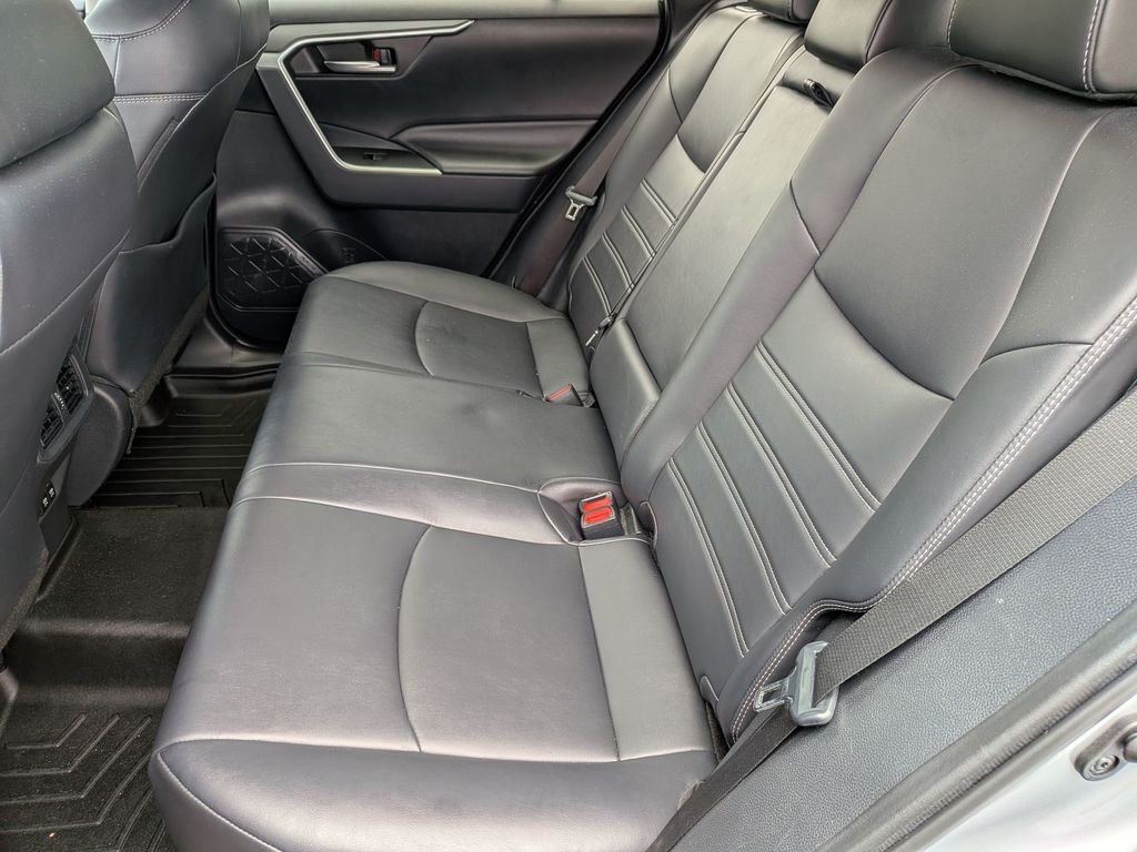 Used 2019 Silver Toyota XLE Premium image 27