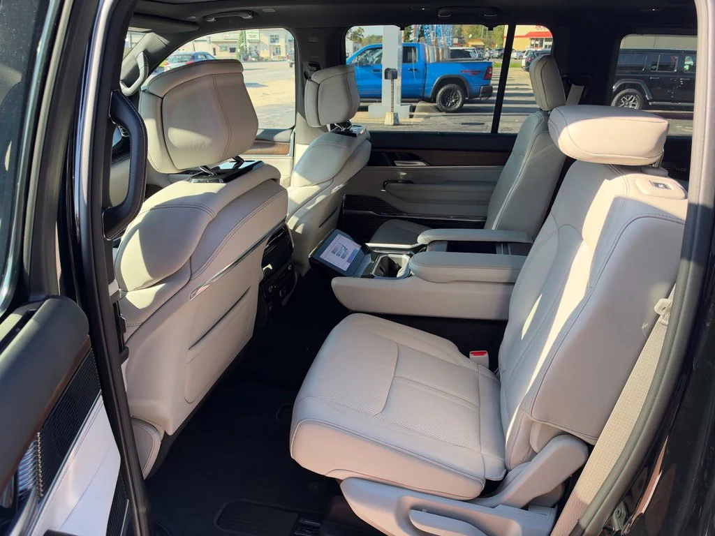Used 2025 Black Jeep Base image 17