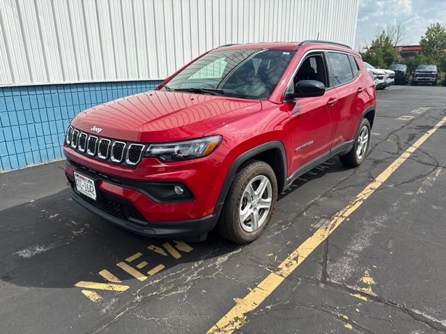 Used 2024  Jeep Latitude image 1