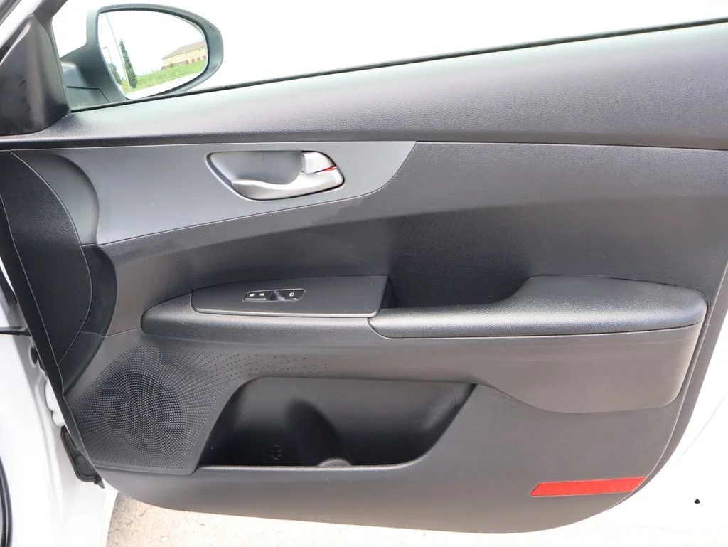 Used 2021 White Kia LXS image 12