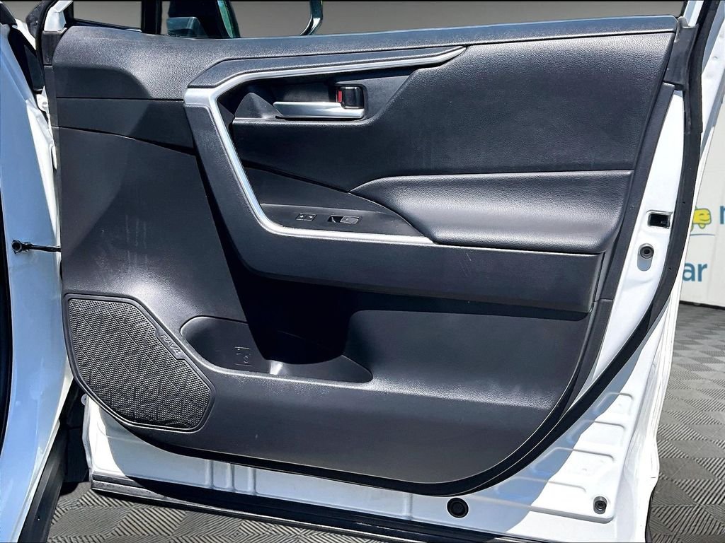 Used 2025 White Toyota XLE image 12