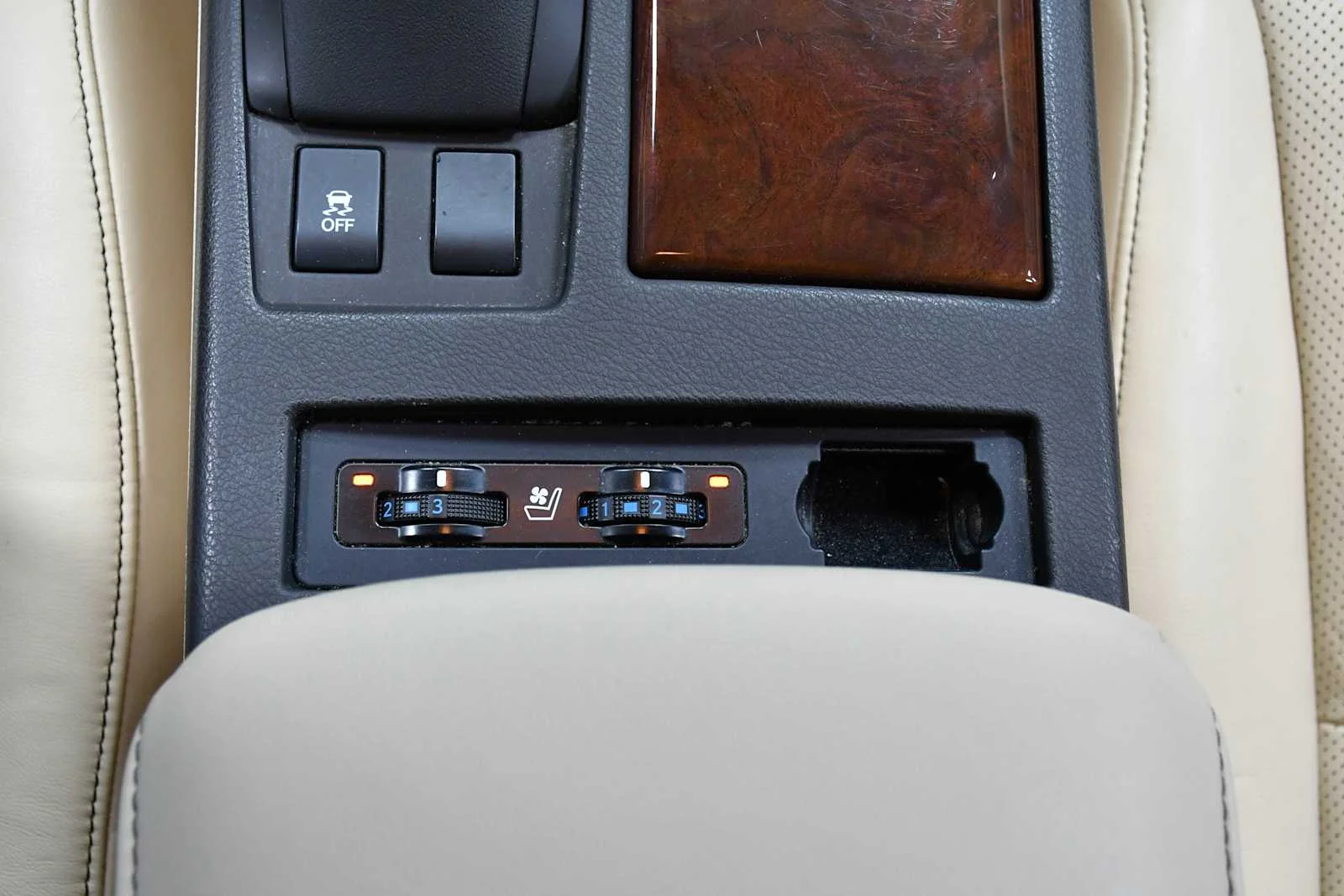 Used 2014 Claret Mica Lexus  image 22