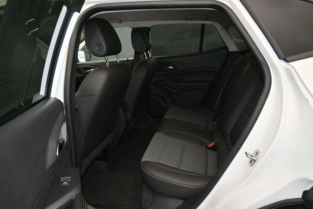 Used 2025 Summit White Chevrolet LT image 15
