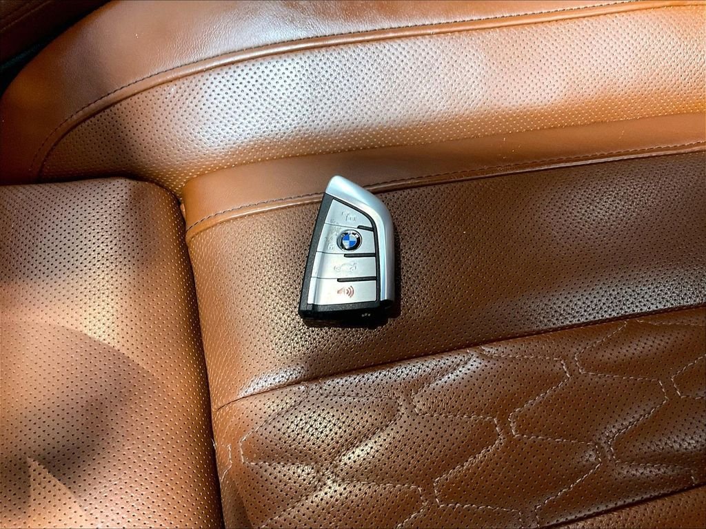 Used 2022 White BMW M50i image 32