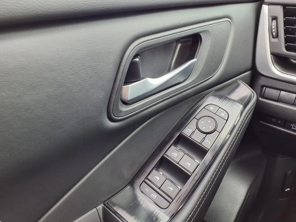 2026 Nissan Rogue SV - Photo 18