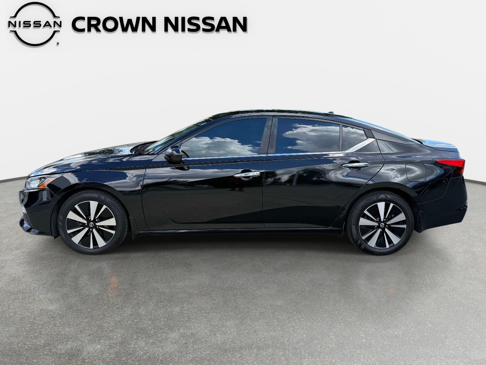 Used 2021 Super Black Nissan 2.5 SV image 3