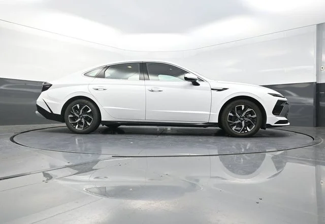 Used 2025 White Hyundai SEL image 38