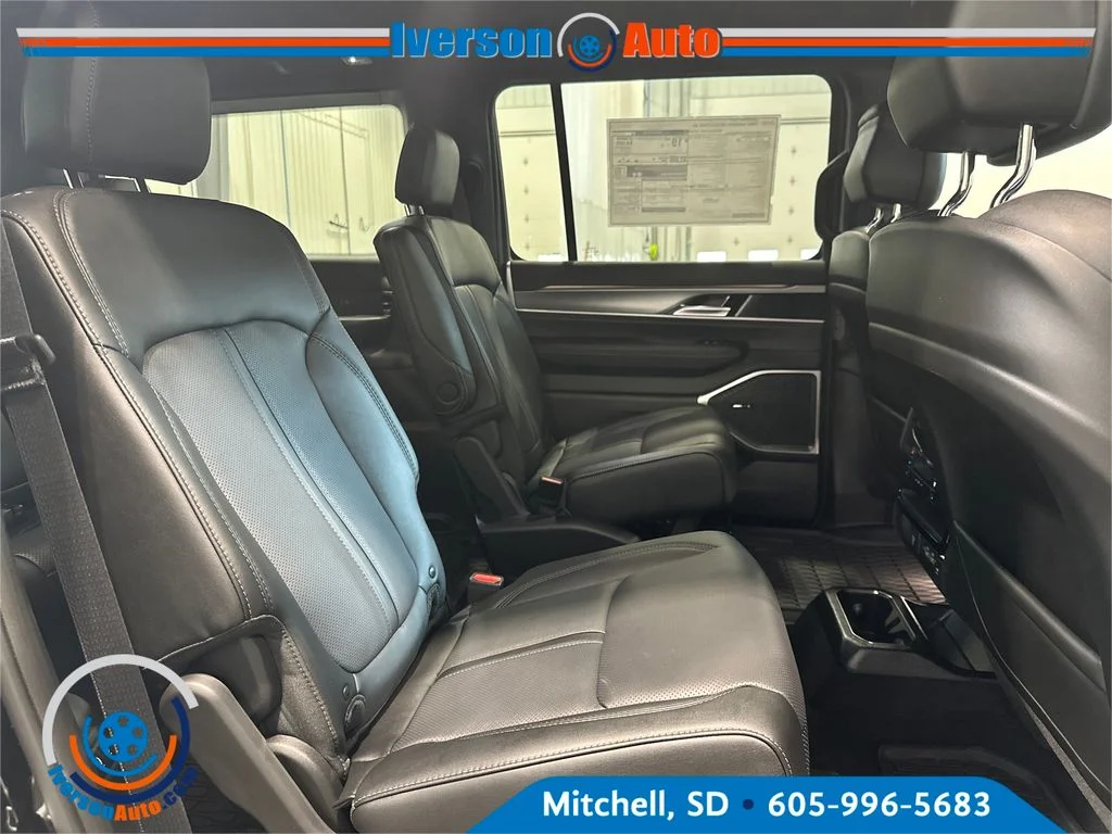New 2026 High Gloss Black Exterior Paint Jeep Limited Altitude image 30