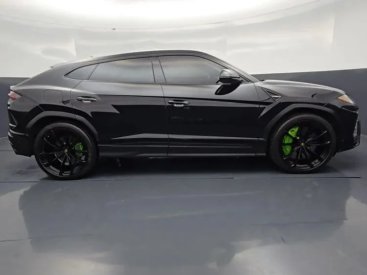 Used 2022  Lamborghini Sport Utility 4D image 8